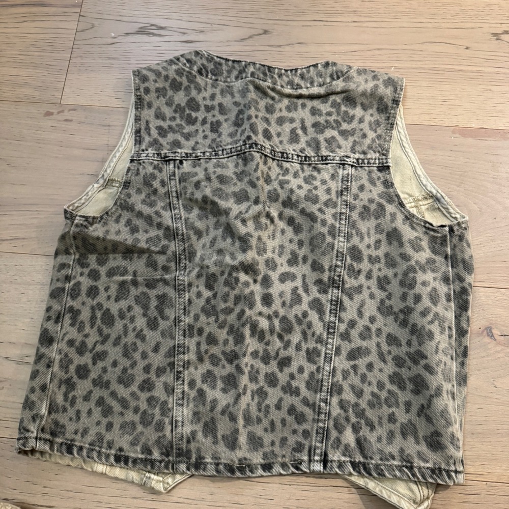Universal Thread Womens Gray Leopard Print Denim Vest Button Front Size Small - Picture 4 of 4